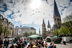 Biertische und Zelte bei der Marathonmesse auf dem Münsterplatz